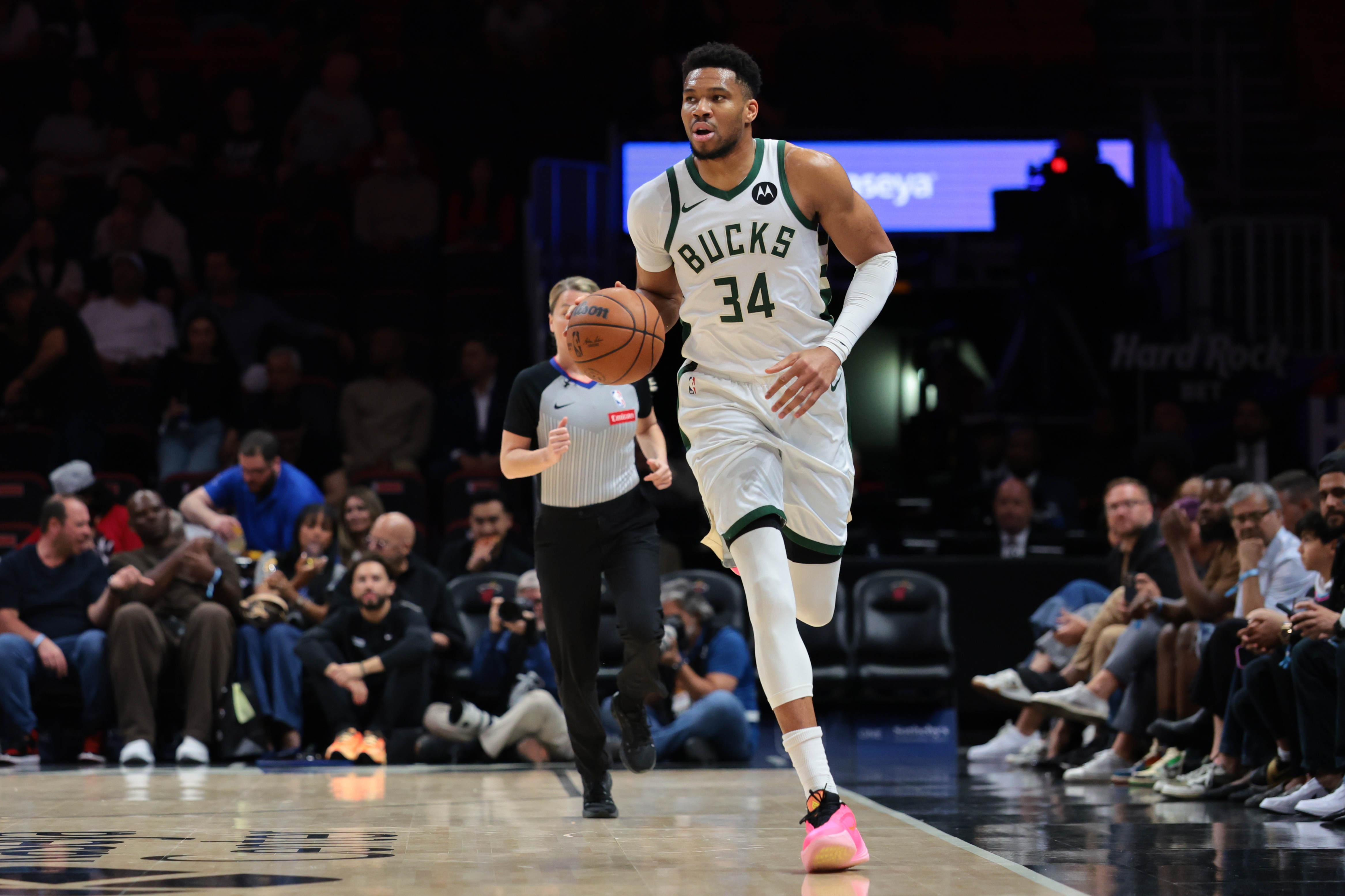 V站体育新闻-字母哥：我不会做影像检查 我打算先回家休息看看明天感觉如何